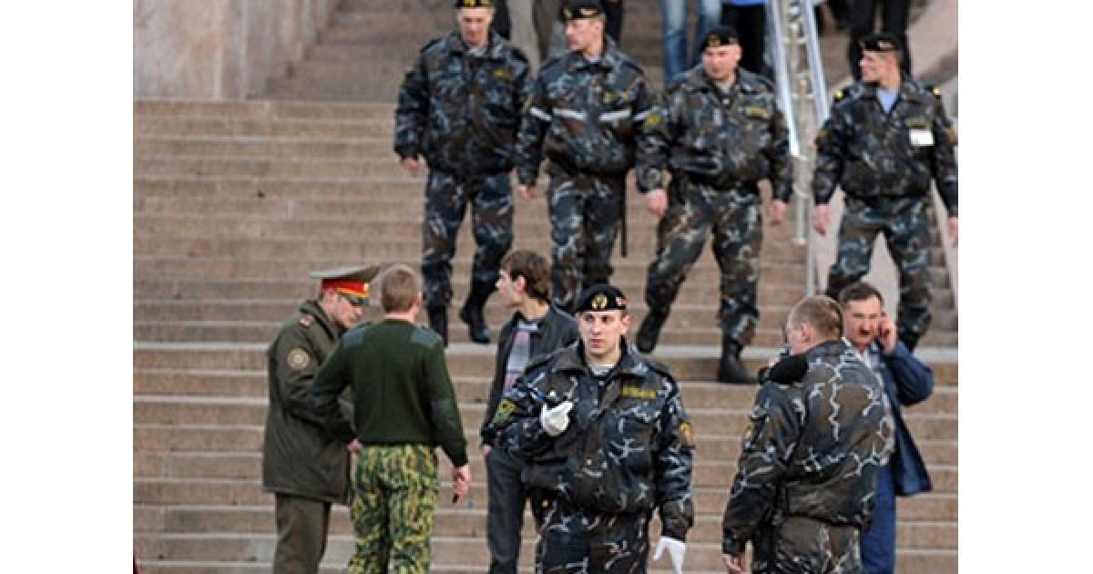 Імовірно, вибуховий пристрій знаходився під лавкою на платформі навпроти другого вагона. / © AFP