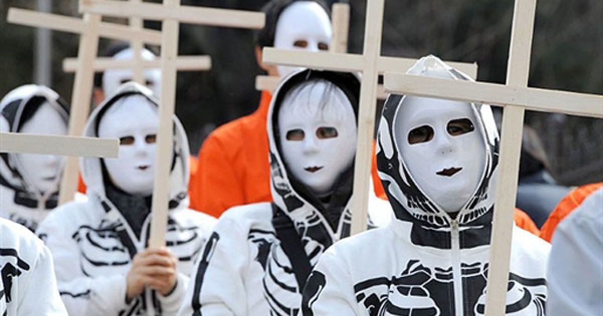 Республіка Корея, Сеул. Південнокорейські активісти екологічного руху тримають хрести під час демонстрації проти використання ядерної енергії. Південна Корея заборонила ввозити деякі продовольчі товари з районів поблизу ушкодженої АЕС "Фукусіма-1" в Японії. / © AFP