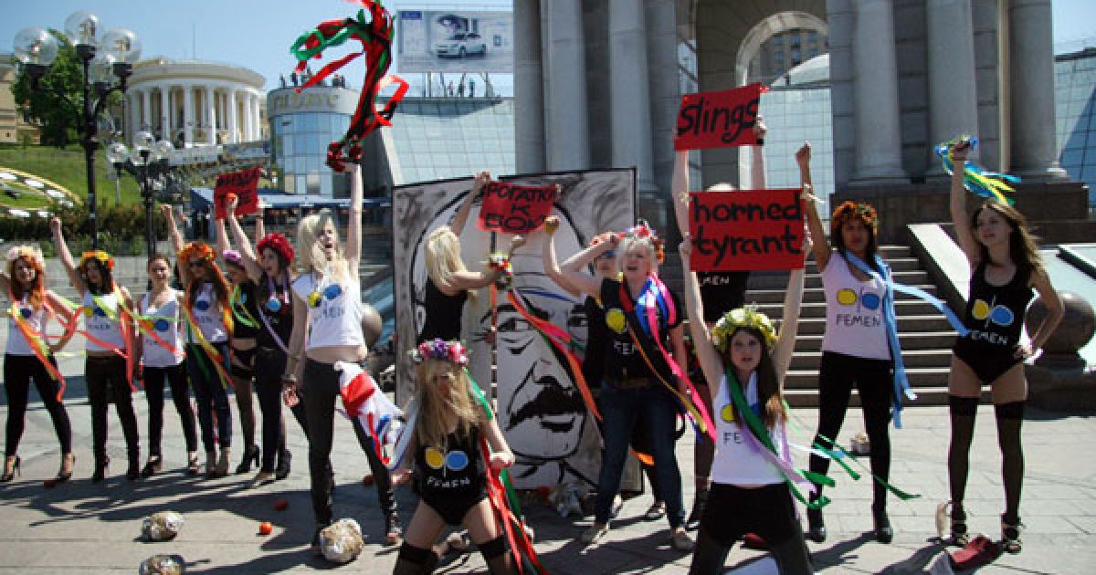 Активістки жіночого руху FEMEN провели на Майдані Незалежності в Києві акцію "Рогатки до бою!" на підтримку жертв "кривавої неділі" в Білорусі. / © Жіночий рух FEMEN