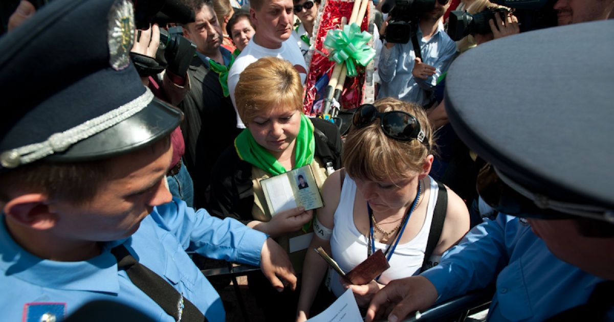 У Весняному марші протесту, який організувала опозиція біля Верховної ради беруть участь близько 3500 тисяч осіб.