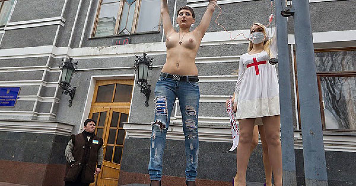 Топлес-протест FEMEN "У мене рак, міністре дурак!" проти наслідків Чорнобильської катастрофи і епідемії онкозахворювань в Україні. / © Жіночий рух FEMEN