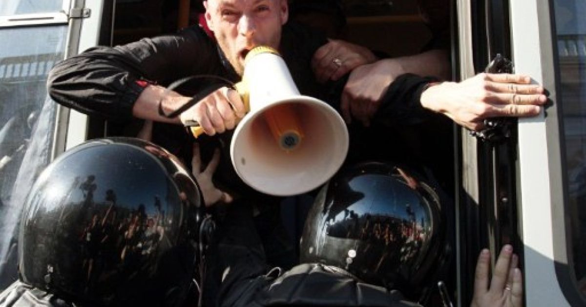 Росія, Санкт-Петербург. Співробітники ОМОНу затримують активіста з опозиційного руху під час мітингу на захист Статті 31 Конституції Росії, яка гарантує право на зібрання. / © AFP