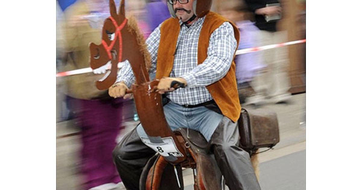 Німеччина, Бад-Кеніг-Целль. Учасник 3-го Чемпіонату Німеччини з перегонів на офісних кріслах у центральному німецькому місті Бад-Кеніг-Целль. У змаганнях взяли участь 58 спортсменів, які мали подолати на кріслах дистанцію у 200 метрів. / © AFP