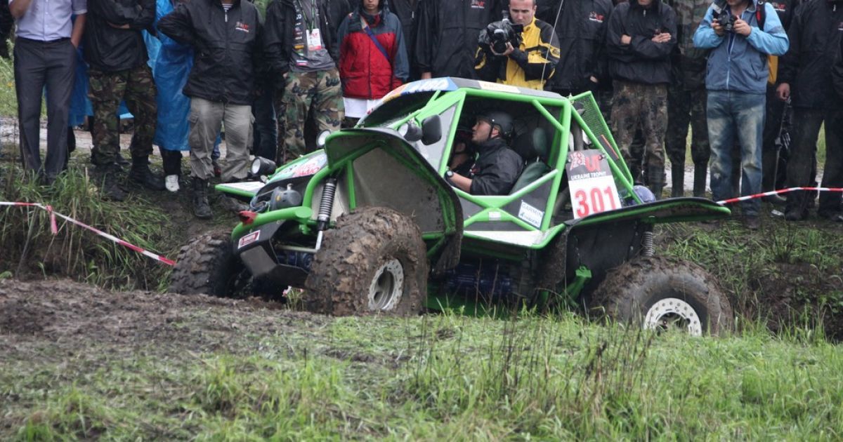 На ЛУАЗ-969 для Януковича-молодшого встановили величезні колеса, підсилену підвіску, спеціальні крила і багато інших "примочок". / © btr.ua