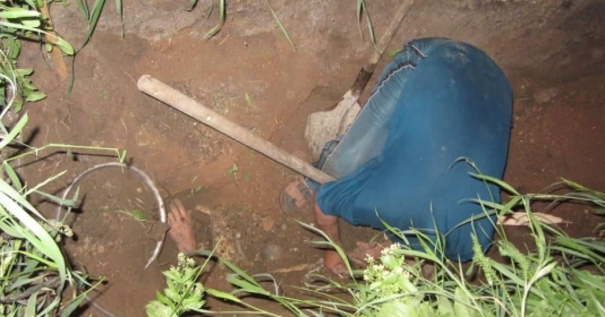 В гробу був шланг, але він практично відразу забився землею. / © gazeta.ua