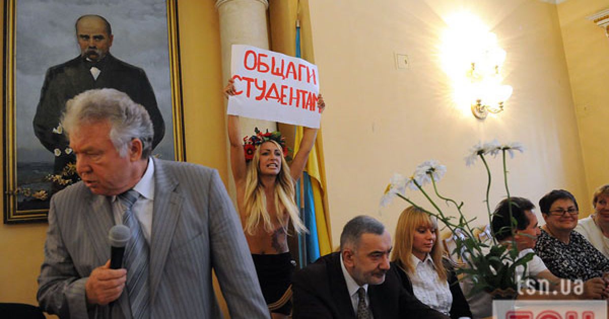 Жіночий рух FEMEN провів топлес-акцію протесту "Євробомж-2012" проти виселення студентів з гуртожитків перед проведенням Євро-2012.