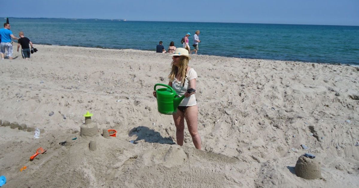 Одні згрібали лопатою пісок, інші відрами носили воду, треті формували художні витвори. / © extreme-insider.de