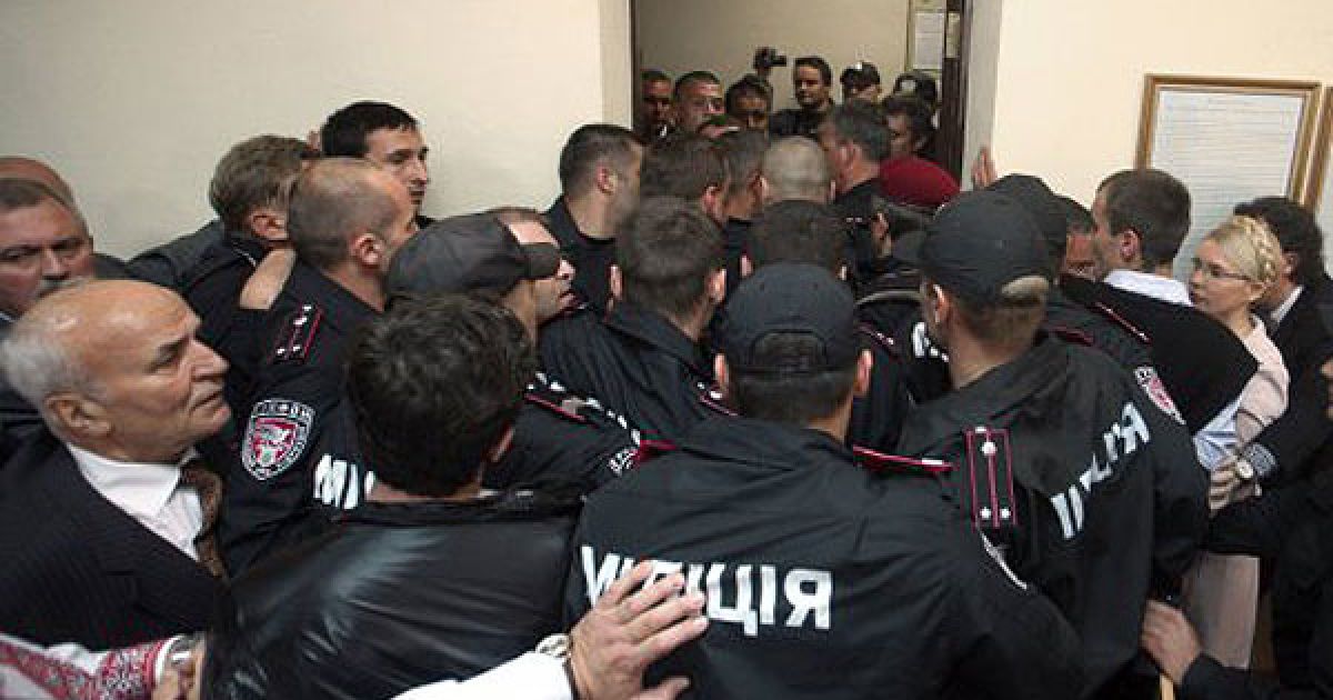 Бійці "Беркуту" під час бійки з депутатами від БЮТ в Печерському суді пошкодили декілька відеокамер. / © УНІАН