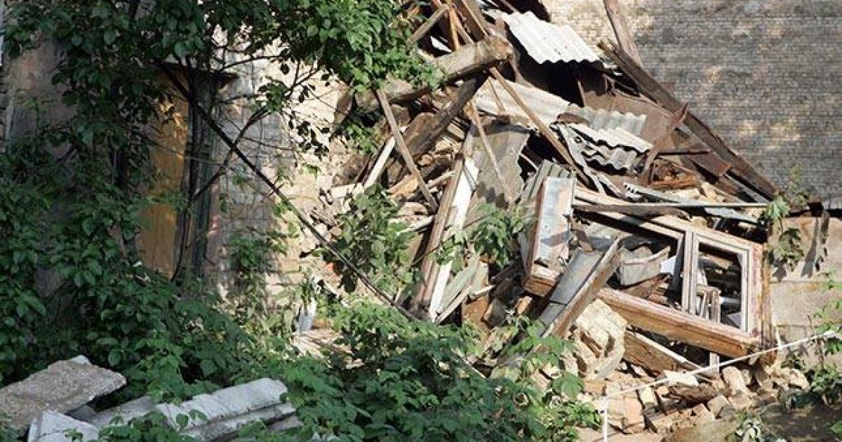 Під час сильного буревію в Ризі блискавка зруйнувала стіну нежитлового п&#039;ятиповерхового будинку. / © kasjauns.lv