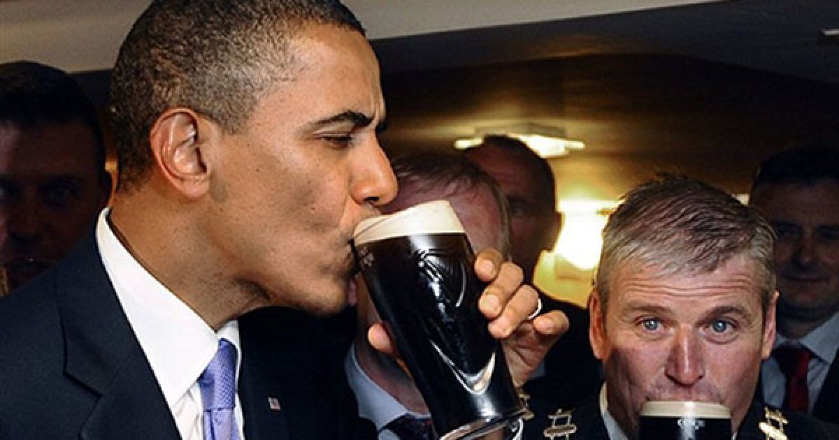 Барак Обама з дружиною Мішель скуштували пива Guinness в одному з двох пабів Монігалла.