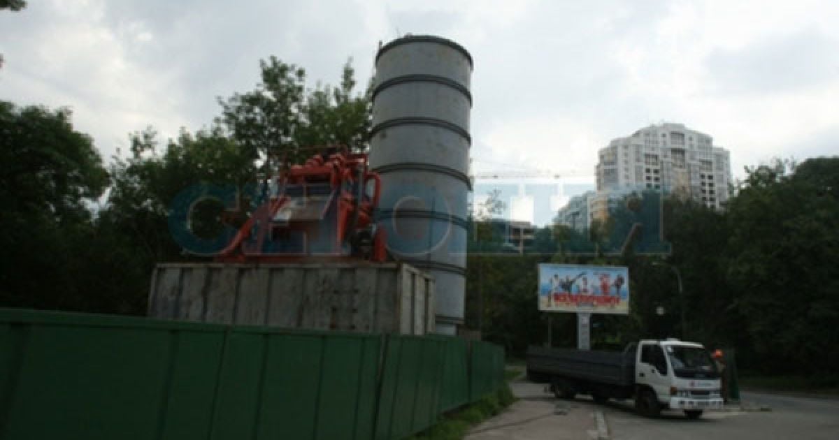 У Києві на Парковій алеї завершують будівництво вертолітного майданчика для президента Віктора Януковича. / © Сегодня