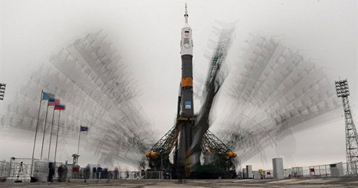 Казахстан, Байконур. Російський корабель "Союз ТМА-21", на якому астронавт США Рон Гаран, російські космонавти Олександр Самокутяєв та Андрій Борисенко здійснять політ до МКС 5 квітня 2011 року, встановлено на стартовому майданчику космодрому "Байконур". / © AFP