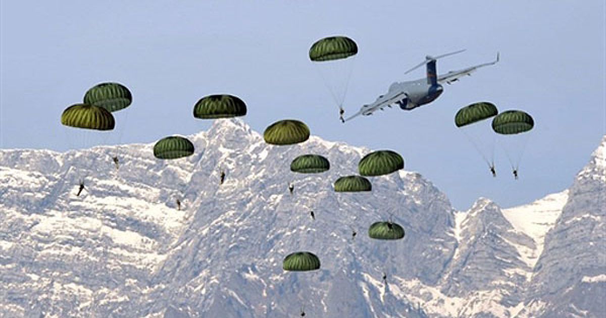 Італія, Авіано. Десантники ВПС США вистрибують з літака C17 під час навчань на авіабазі Авіано, де американські і європейські військові літаки готуються до вильоту в Лівію. / © AFP