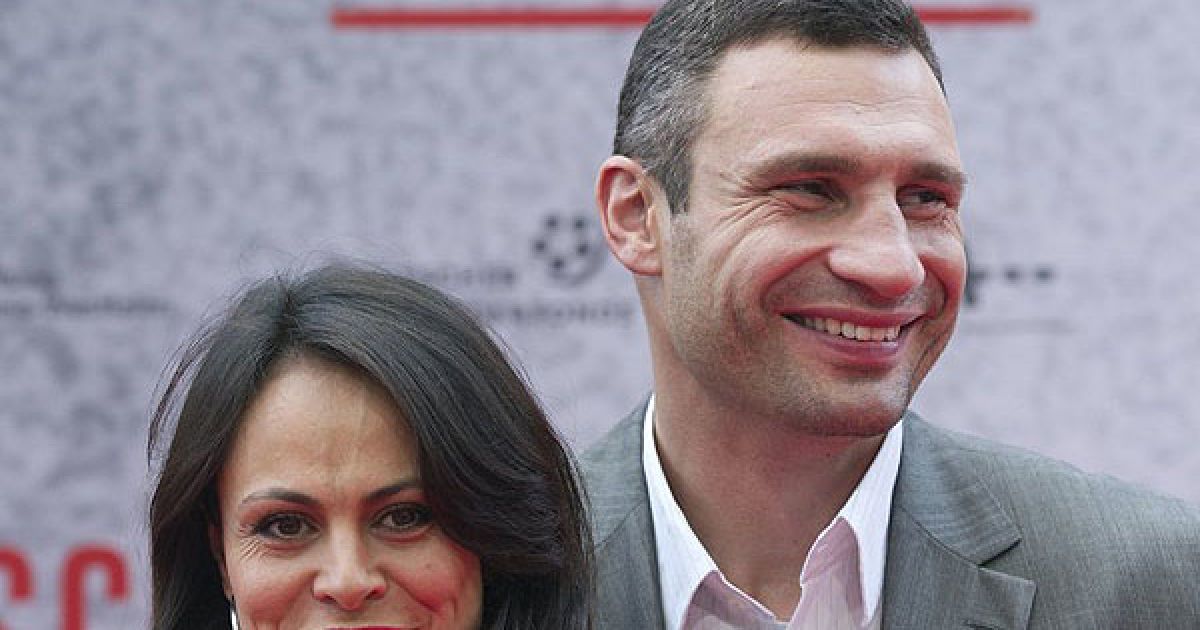 На презентацію фільму "Кличко" приїхав старший брат-боксер Віталій Кличко з дружиною Наталею / © AFP