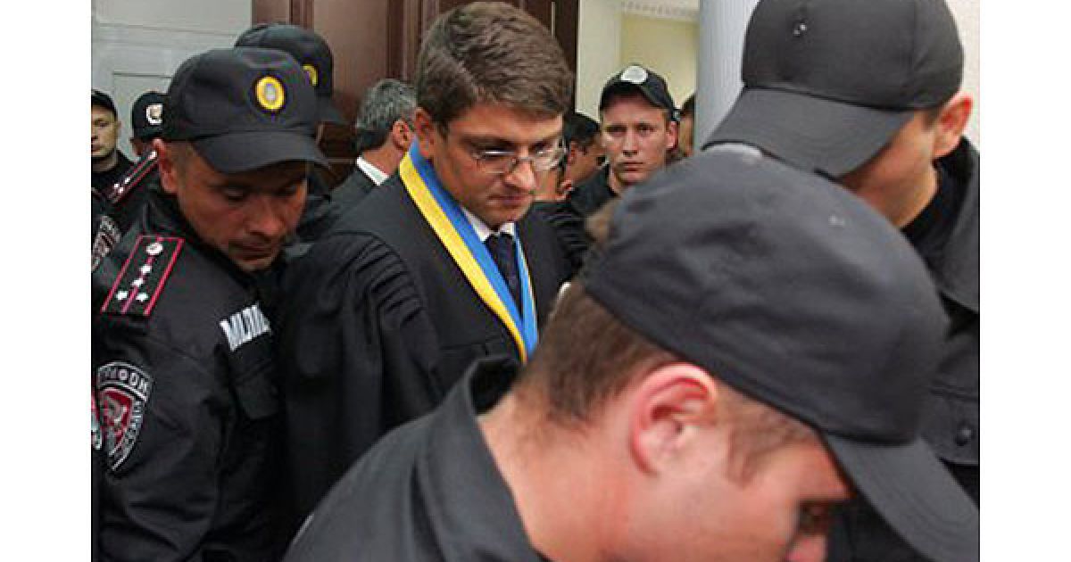 Бійці "Беркуту" під час бійки з депутатами від БЮТ в Печерському суді пошкодили декілька відеокамер. / © УНІАН