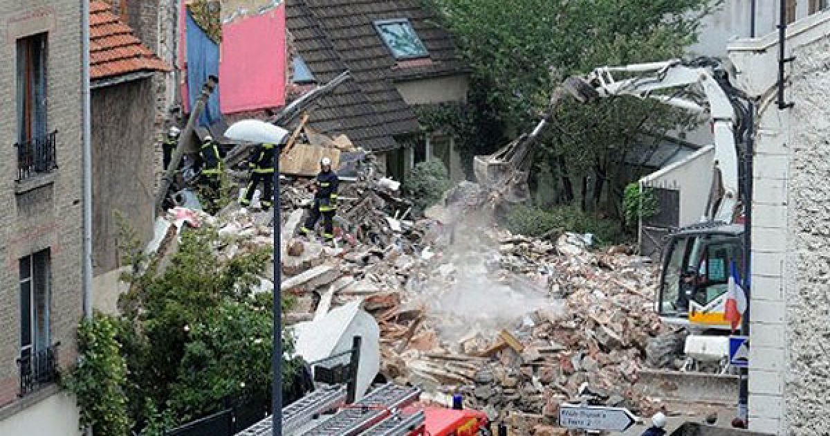 Франція, Монтрей. Рятувальники шукають постраждалих після обвалу готелю в місті Монтрей. Три особи загинули під завалами у передмісті Парижа. / © AFP
