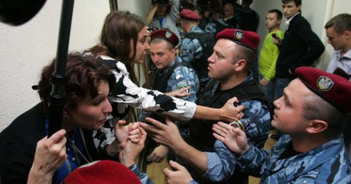 Бійці "Беркуту" під час бійки з депутатами від БЮТ в Печерському суді пошкодили декілька відеокамер. / © УНІАН