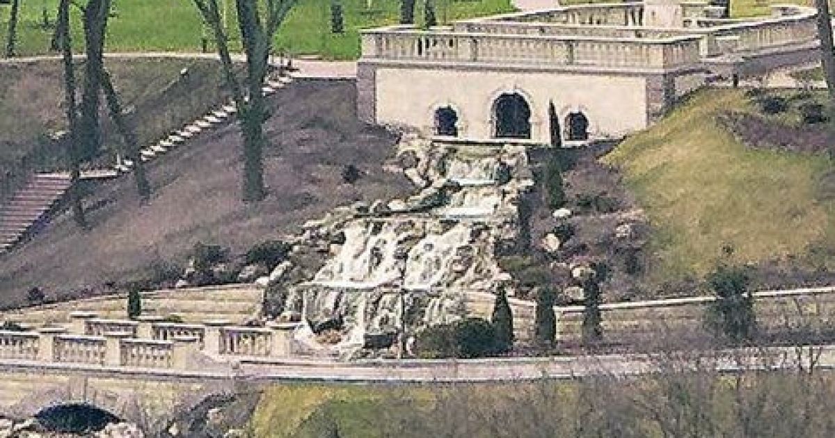 У президентській резиденції "Межигір&rsquo;я" є багатоярусний водоспад, античні колони, затока, тенісні корти і голуб&#039;ятні. / © Сегодня