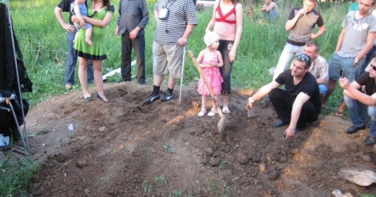 У 19.15 засипали, зрівняли з землею і навіть утрамбували. / © gazeta.ua