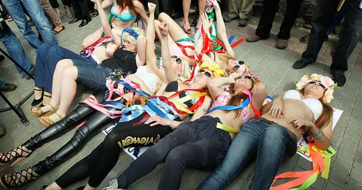 Рух FEMEN та ошукані інвестори будівництва провели в Києві акцію протесту перед Кабміном "Голі та ошукані" / © femen.livejournal.com