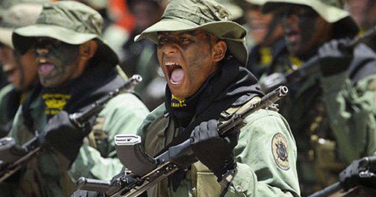 Венесуела, Каракас. Солдати венесуельської армії марширують під час святкування 200-річчя Венесуели в Каракасі. Венесуела відзначила ювілей Декларації незалежності пишним військовим парадом і численними святковими заходами.