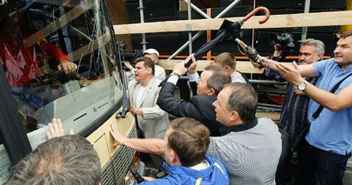 Учасники мітингу на підтримку Юлії Тимошенко біля Печерського суду пошкодили 3 міліцейських автобуси: в одному розбили лобове скло, в іншому - бічне. / © AFP