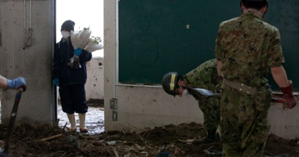 Японія, Ісіномакі. Через місяць після руйнівного цунамі японські війська самооборони проводять розчистку початкової школи у місті Ісіномакі. Японія заявила, що вона збільшить зону відчуження навколо пошкодженої АЕС "Фукусіма-1". / © AFP