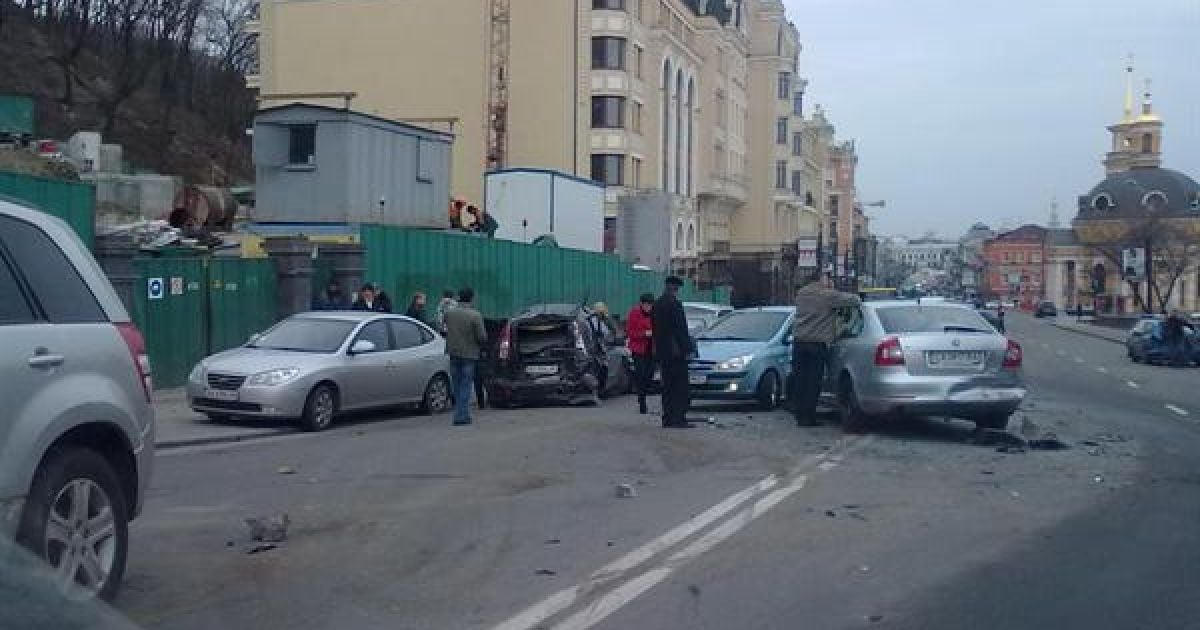 У центрі Києва на Поштовій площі сталася жахлива ДТП за участю декількох автомобілів. / © kiev.vgorode.ua