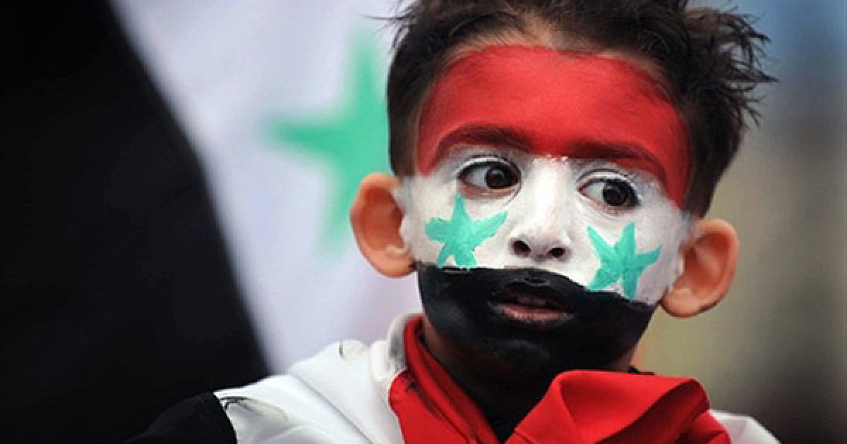 Болгарія, Софія. Хлопчик із пофарбованим обличчям бере участь у мирній демонстрації на підтримку президента Сирії Башара аль-Асада перед посольством Сирії у місті Софія. / © AFP
