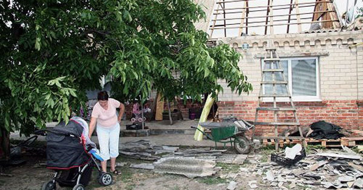 В Костянтинівці (Запорізька область) ураган позривав дахи з десятків будинків / © УНІАН