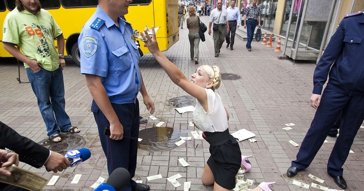 Активістки руху FEMEN в образі Юлії Тимошенко спробували "викупити" екс-міністра Юрія Луценка.