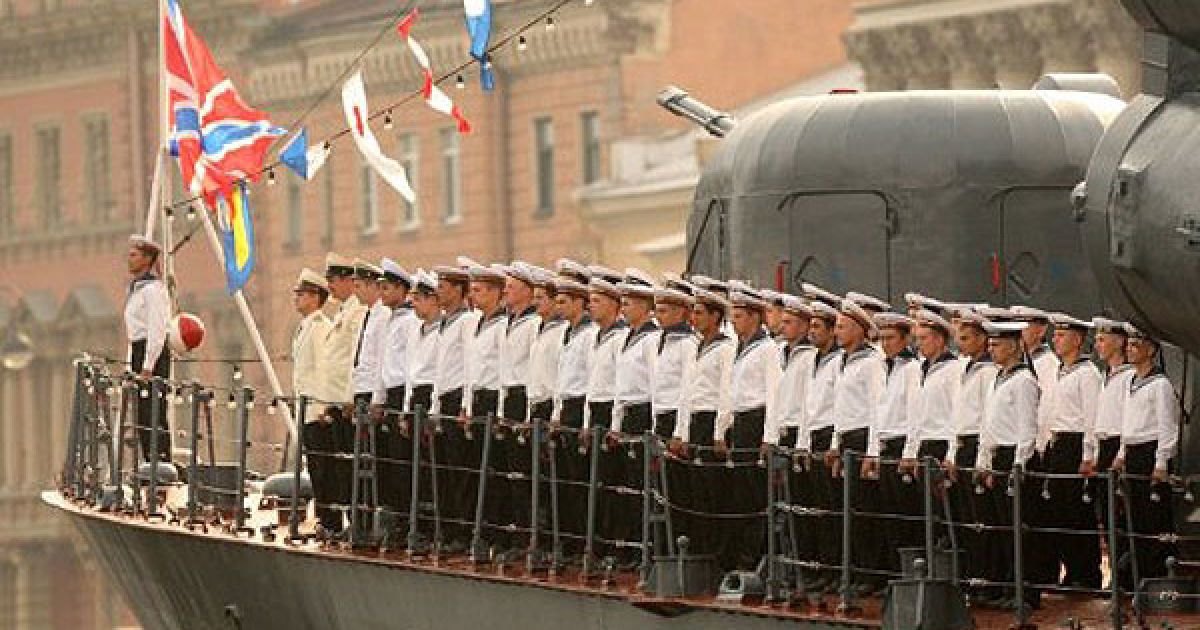 Росія, Санкт-Петербург. Російські моряки стоять на палубі корабля під час репетиції урочистого параду на честь святкування Дня ВМФ в Санкт-Петербурзі. День ВМФ в Росії відзначають в останню неділю липня. / © AFP