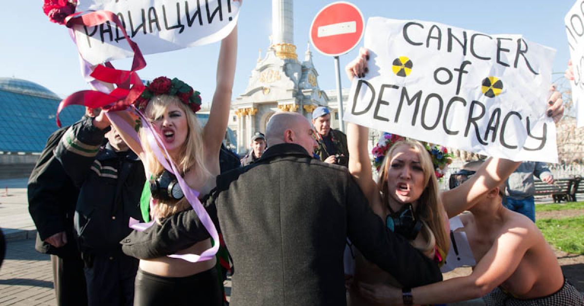Міліція затримала активісток руху FEMEN Інну Шевченко, Сашу Шевченко, Надію Мопедову і Діану Сенич. / © femen.livejournal.com