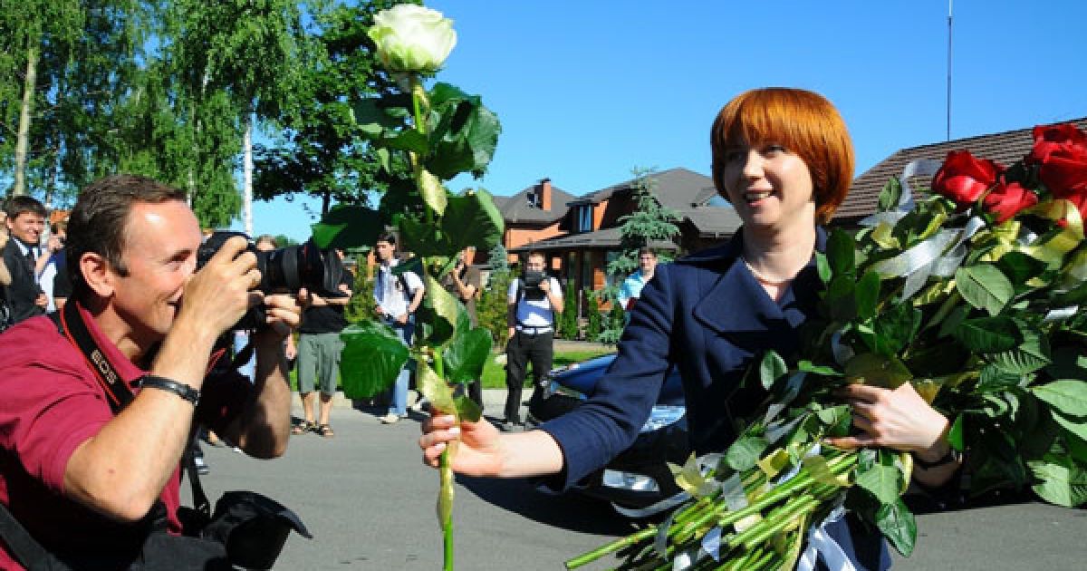 Чепак вийшла до журналістів з великим букетом троянд і почала роздавати їх колегам / © gazeta.ua