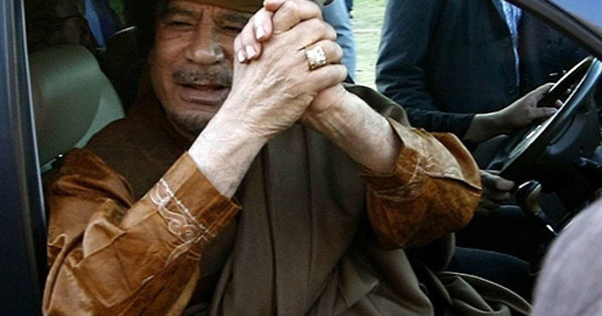 Лівійська Арабська Джамахірія, Тріполі. Лівійський лідер Муаммар Каддафі вітає своїх прихильників біля своєї резиденції Баб аль-Азізія після зустрічі з лідерами африканських країн у Тріполі. Високопоставлені делегації Африканського союзу прибули до Лівії, щоб спробувати домовитися про перемир&#039;я між силами Каддафі і повстанцями. / © AFP