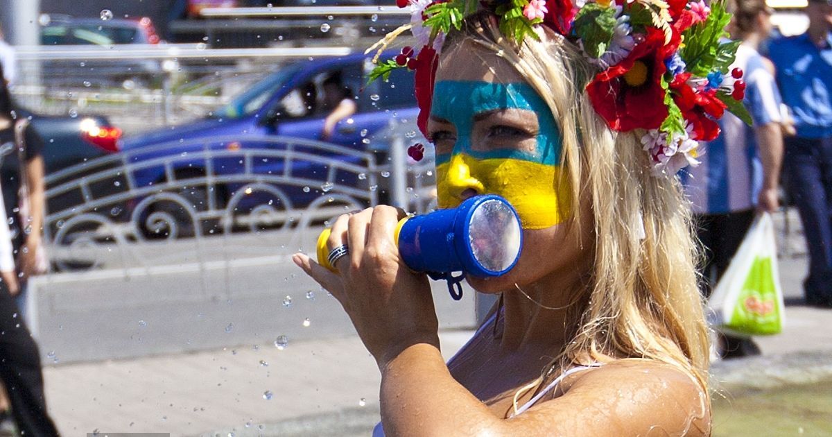 Жіночий рух FEMEN провів на Майдані Незалежності в Києві акцію протесту у фонтані "Євромийка-2012".