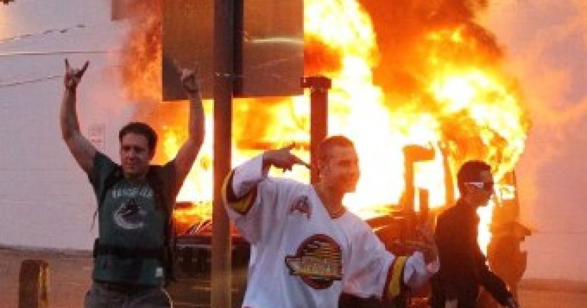 Після програшу "Ванкувер Кенакс" у фіналі Кубка Стенлі хокейні фанати влаштували погроми у Ванкувері. / © AFP