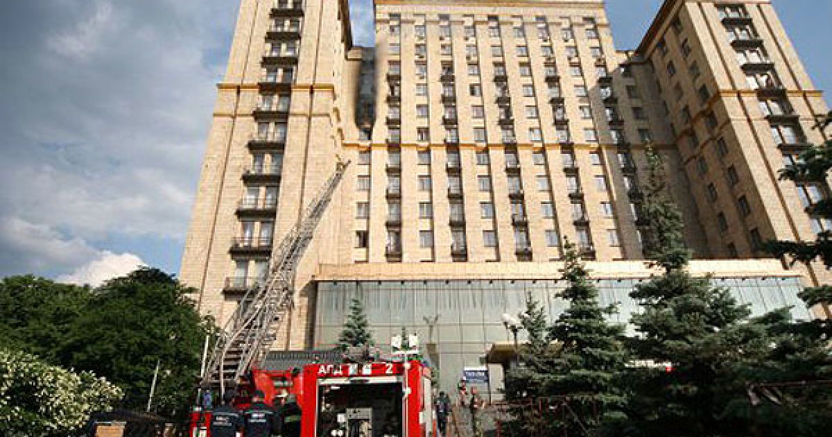 На Майдані Незалежності в Києві сталася пожежа в готелі "Україна" / © УНІАН