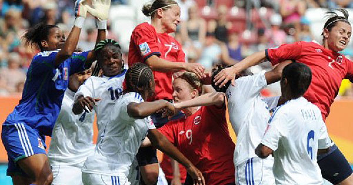 Німеччина, Аугсбург. Гравці збірної Екваторіальної Гвінеї та Норвегії ведуть боротьбу за м'яч під час матчу групи D на Кубку світу з футболу FIFA серед жінок. / © AFP