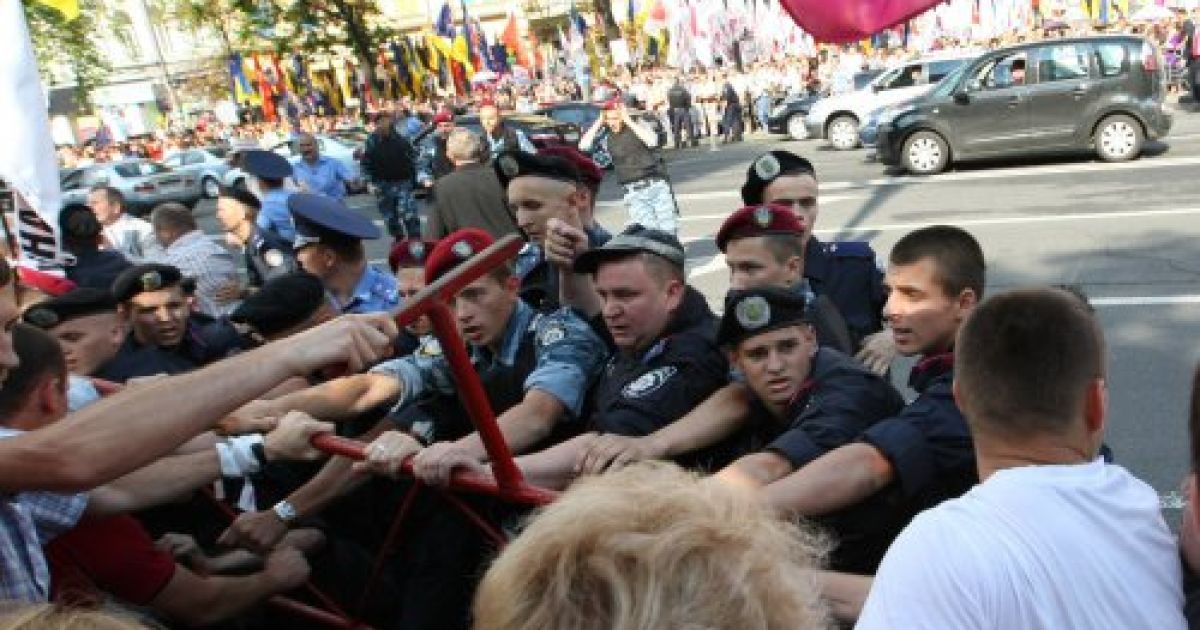 Перед Печерським судом в Києві, де слухається газова справа Тимошенко, зібралися тисячі прибічників екс-прем&#039;єра. / © УНІАН