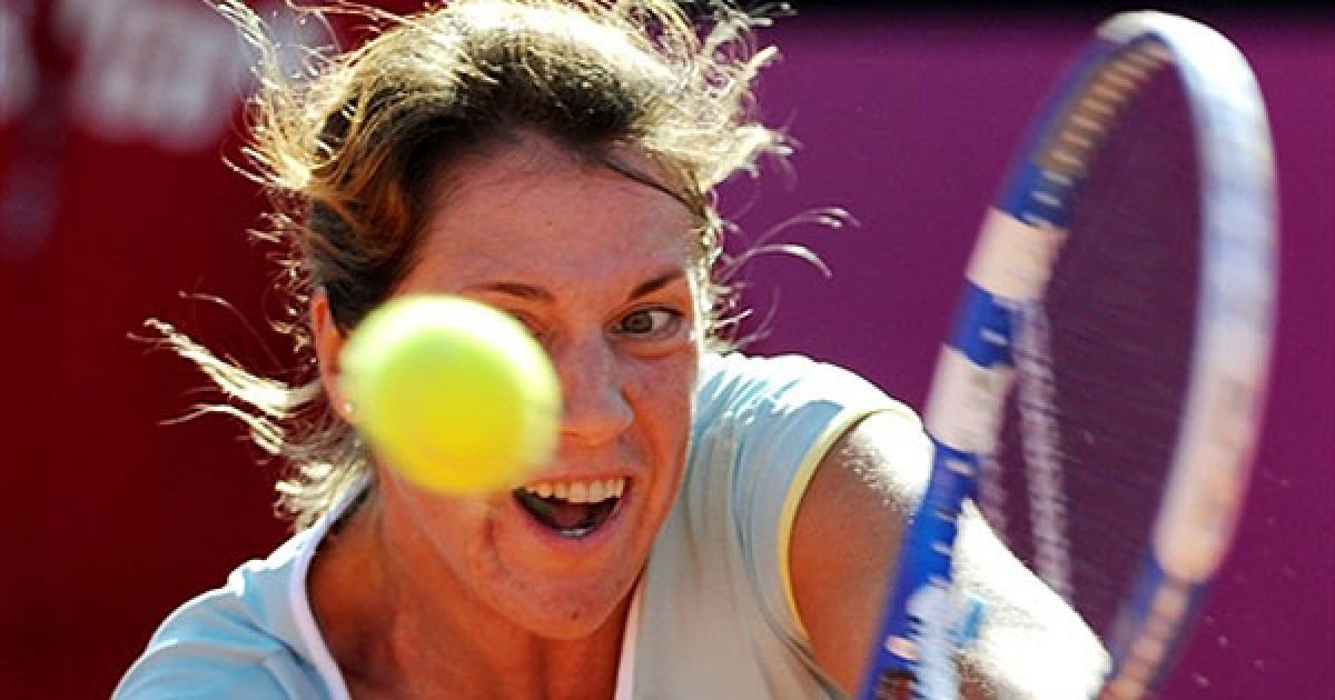 Австралія, Мельбурн. Українська тенісистка Ольга Савчук відбиває подачу австралійської спортсменки Анастасії Родіонової під час гри тенісного турніру Fed Cup у Мельбурні. / © AFP