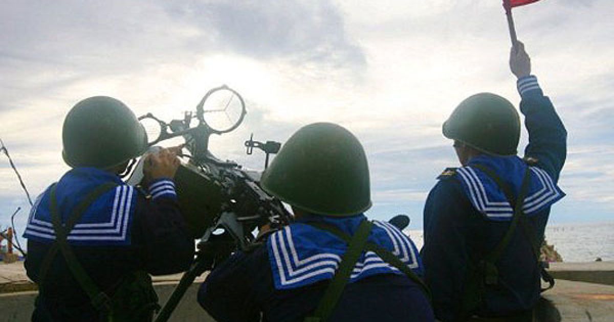 Острови Спратлі. В&#039;єтнамські моряки готуються стріляти з 12,7-мм кулемета на острові Фан Вінь в архіпелазі Спратлі. В&#039;єтнам провів демонстрацію військової сили у Південно-Китайському морі, ризикуючи викликати гнів Пекіна. / © AFP