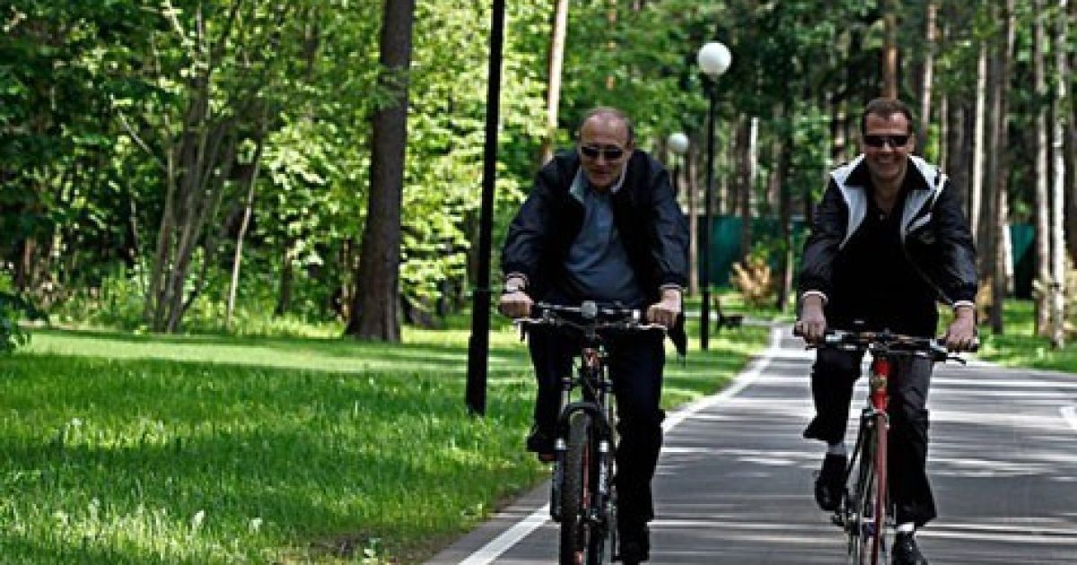 Президент РФ Дмитро Мєдвєдєв та прем'єр-міністр РФ Володимир Путін провели "зустріч без краваток". / © kremlin.ru