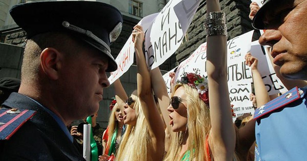 Рух FEMEN та ошукані інвестори будівництва провели в Києві акцію протесту перед Кабміном "Голі та ошукані" / © femen.livejournal.com