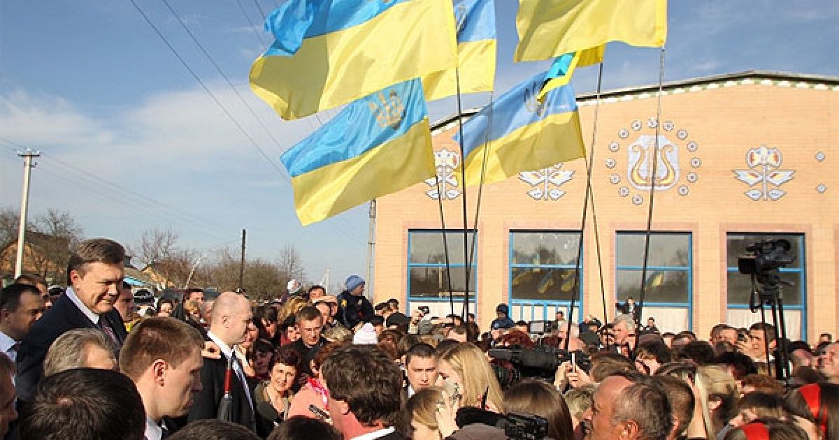 У розмові з місцевими жителями Президент поцікавився питаннями, які турбують шарнопільчан. / © President.gov.ua