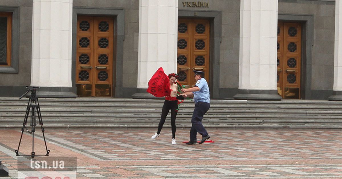 Активістки FEMEN влаштували під Верховною радою топлес-протест "Депутат, не бикуй!" проти пенсійної реформи.