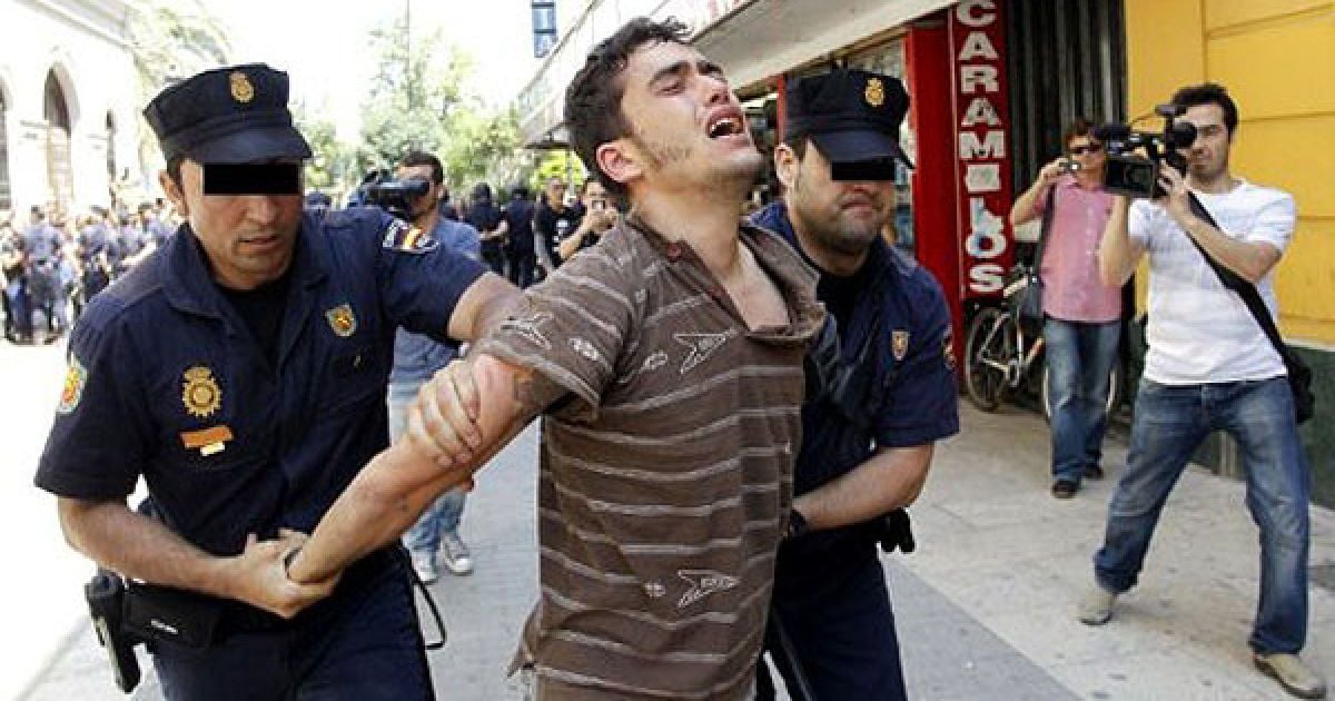 Іспанія, Валенсія. Поліцейські затримують юнака під час акції протесту перед входом до регіонального парламенту у Валенсії. Вісім поліцейських отримали поранення, п'ятеро демонстрантів були заарештовані в ході зіткнень, які спалахнули під час акції протесту проти економічної кризи і безробіття. / © AFP