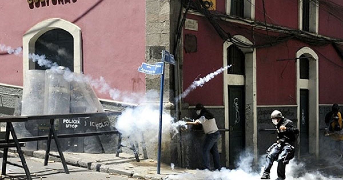 Болівія, Ла-Пас. Співробітники ОМОНу розганяють сльозоточивим газом студентів, які провели акцію протесту в університеті міста Ла-Пас. / © AFP