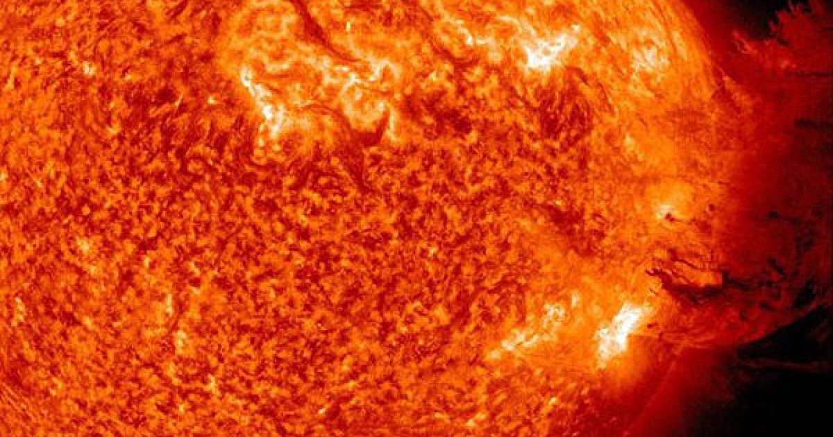 Космос. Астрономи NASA зафіксували потужний та неординарний за своєю красою спалах на Сонці. Викинута з корони світила розпечена плазма, опускаючись, покрила приблизно половину його поверхні. Cпалах може призвести до збоїв в супутниковому зв&#039;язку на Землі. Фото AFP/NASA / © AFP