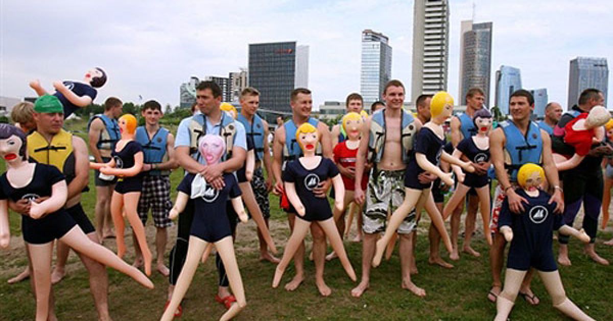 У Вільнюсі відбувся заплив на надувних секс-ляльках "Барракуда 2011". / © AFP